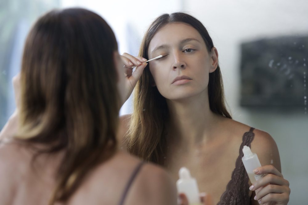 woman putting latisse on her eyelashes